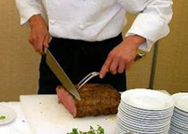 ローストビーフをカットしている様子